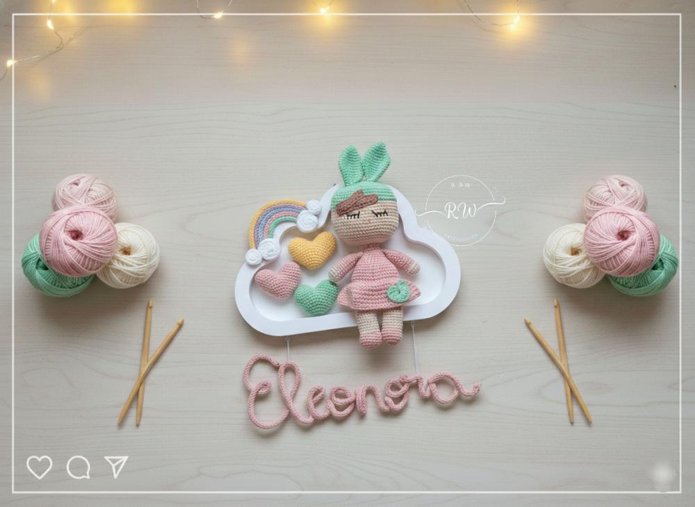 Enfeite Porta Maternidade Nuvem e Boneca em Amigurumi