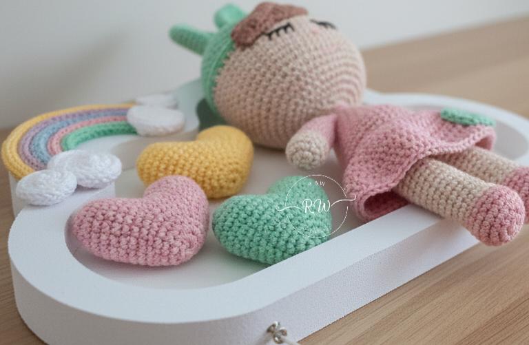 Enfeite Porta Maternidade Nuvem e Boneca em Amigurumi