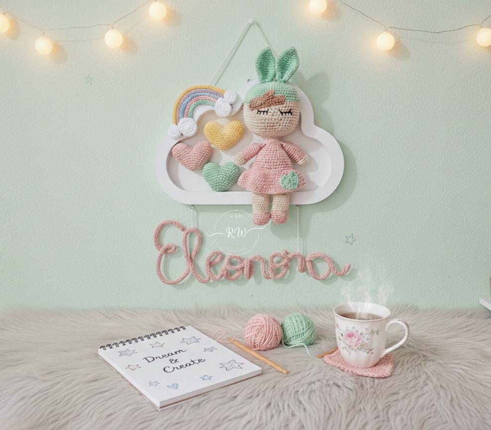 Enfeite Porta Maternidade Nuvem e Boneca em Amigurumi