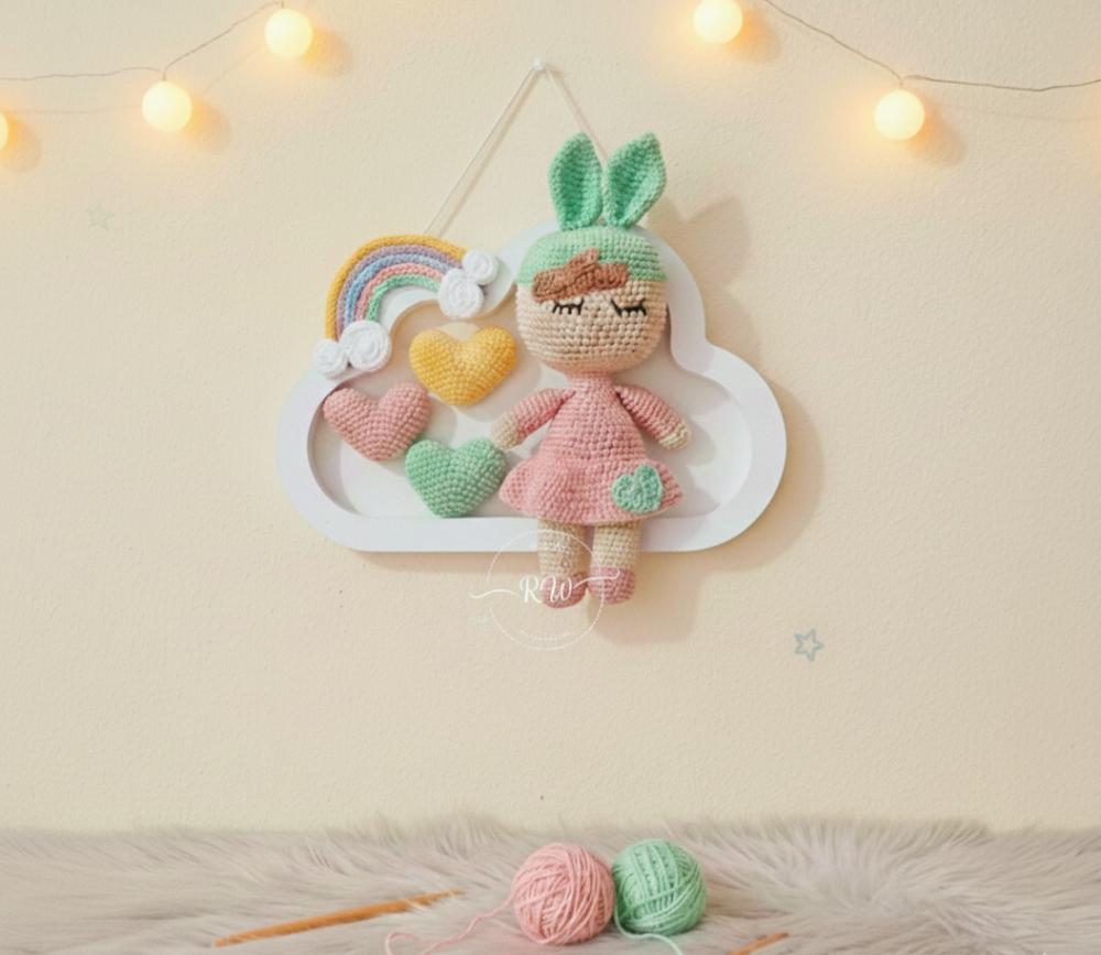 Enfeite Porta Maternidade Nuvem e Boneca em Amigurumi