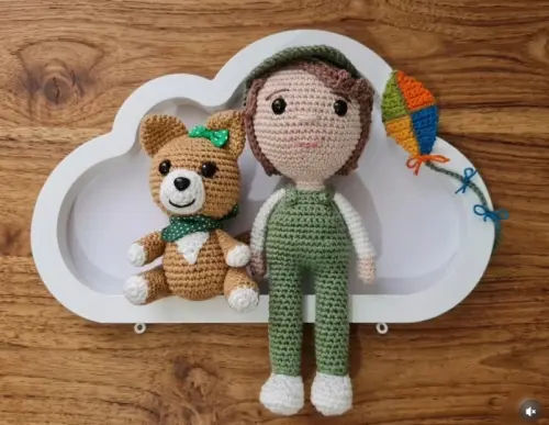 Enfeite de Porta Maternidade Nuvem c/ Boneco Amigurumi e Pet