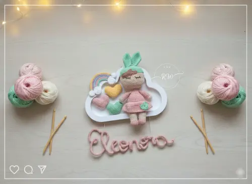 Enfeite Porta Maternidade Nuvem e Boneca em Amigurumi