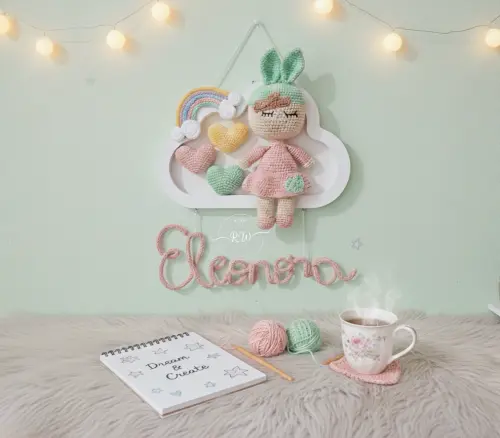 Enfeite Porta Maternidade Nuvem e Boneca em Amigurumi