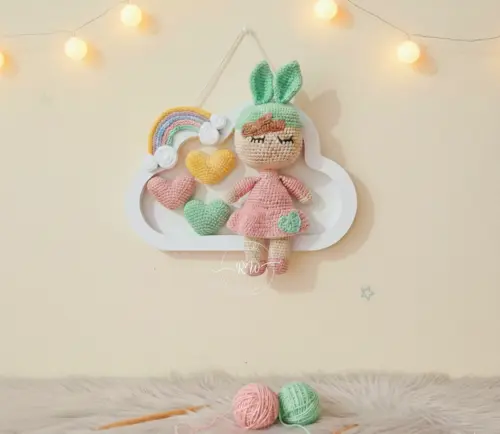 Enfeite Porta Maternidade Nuvem e Boneca em Amigurumi