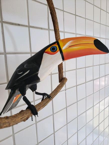 Tucano de madeira