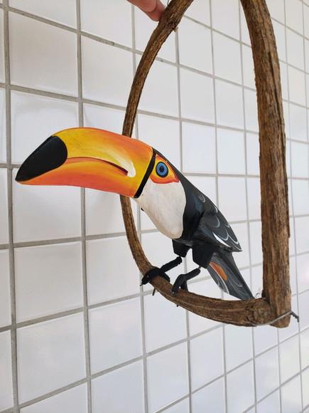 Tucano de madeira