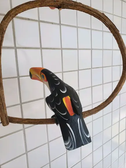 Tucano de madeira