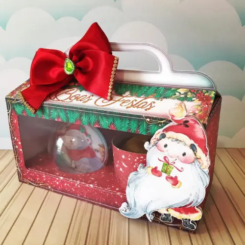 Caixa de natal com bolinha e panetone