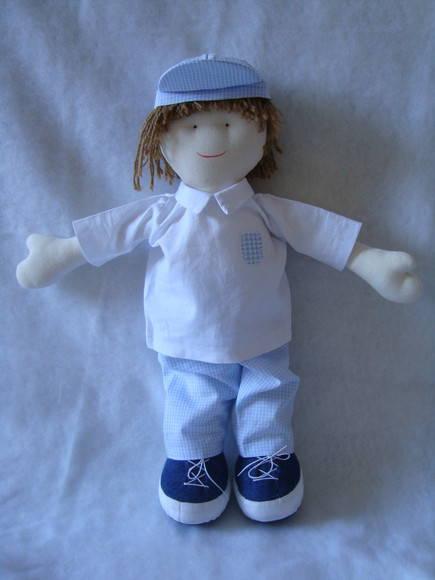 Boneco de pano com boné