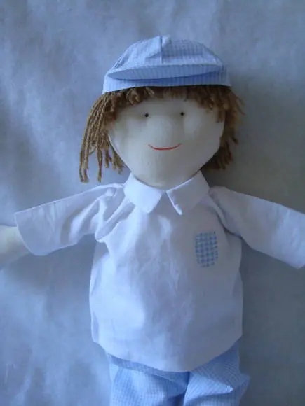 Boneco de pano com boné
