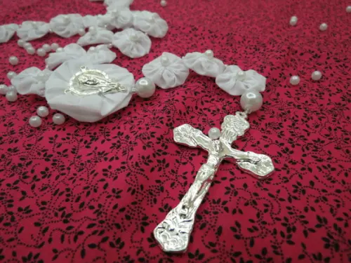 Terço de fuxicos e pérolas para noivas