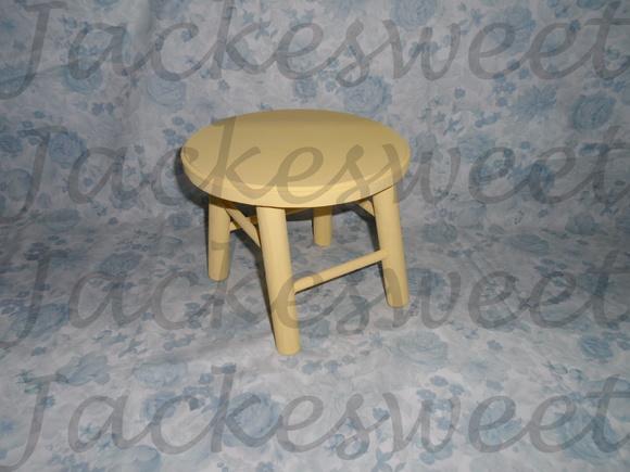 Banquinho em Madeira Amarelo Claro