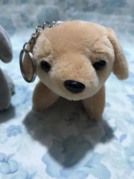 Cachorro em pelúcia chaveiro Marrom Claro e Cinza