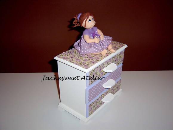Mini Cômoda com boneca