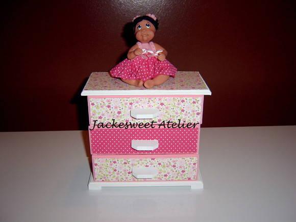 Mini Cômoda com boneca