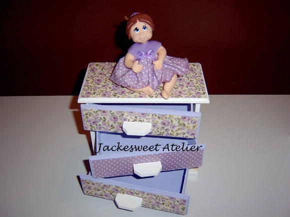 Mini Cômoda com boneca