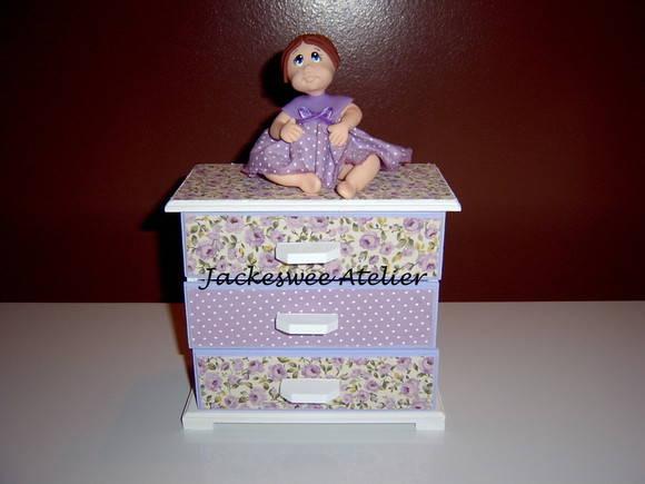 Mini Cômoda com boneca