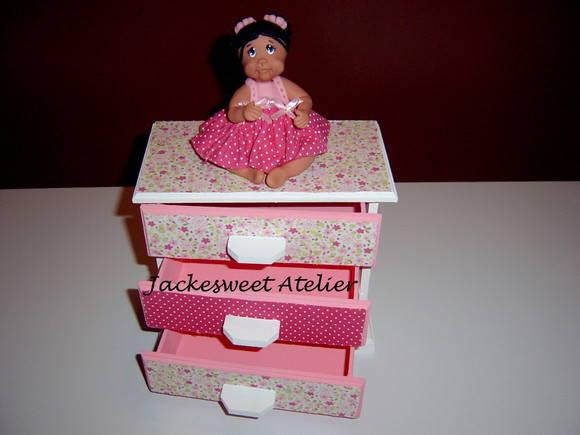 Mini Cômoda com boneca