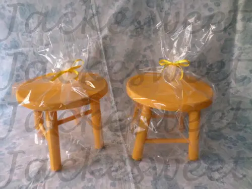 Banquinho em Madeira Amarelo Gema