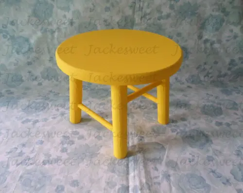 Banquinho em Madeira Amarelo Luminoso