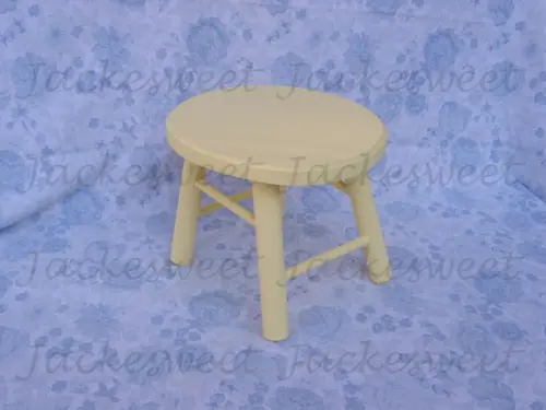 Banquinho em Madeira Amarelo Claro