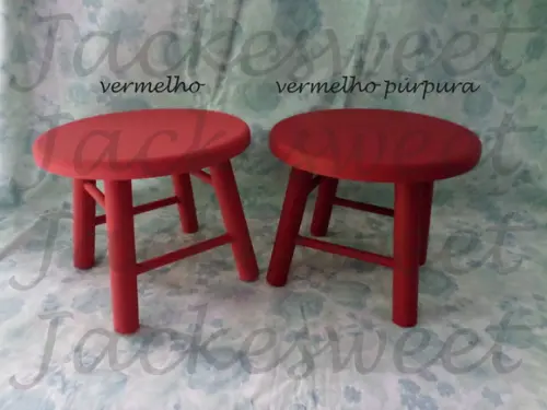 Banquinho em Madeira Vermelho Púrpura