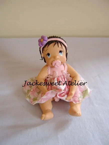 Boneca com chupeta em biscuit