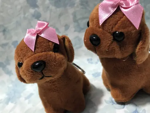 Cachorrinha em Pelúcia Chaveiro Marrom Escuro