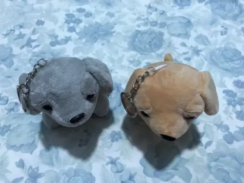Cachorro em pelúcia chaveiro Marrom Claro e Cinza