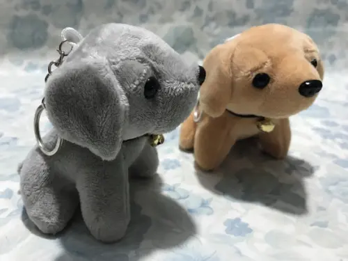Cachorro em pelúcia chaveiro Marrom Claro e Cinza