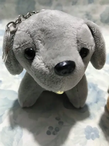 Cachorro em pelúcia chaveiro Marrom Claro e Cinza