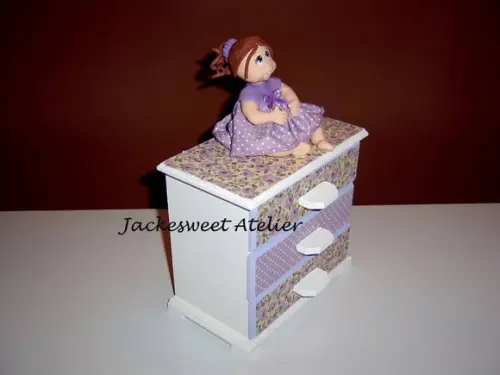 Mini Cômoda com boneca