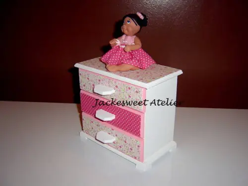 Mini Cômoda com boneca