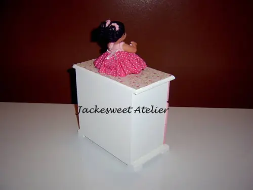 Mini Cômoda com boneca