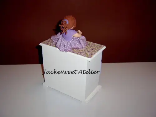 Mini Cômoda com boneca