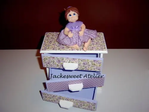 Mini Cômoda com boneca