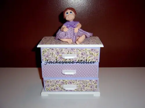 Mini Cômoda com boneca