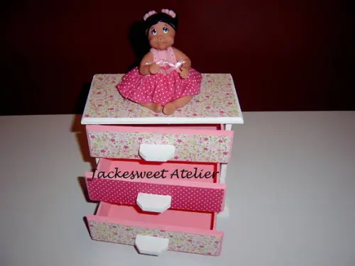 Mini Cômoda com boneca