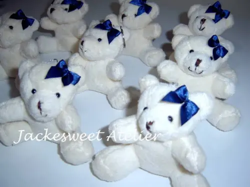 Mini Ursa Creme Laço Azul Marinho 01