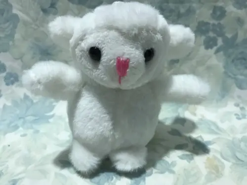 Ovelha em pelúcia chaveiro