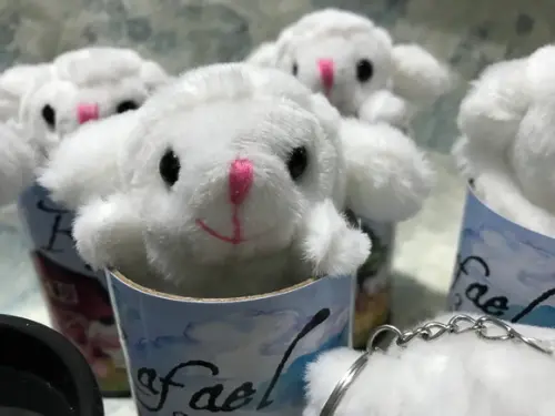 Ovelhinha em Pelúcia Chaveiro + Cofrinho 15 Unidades