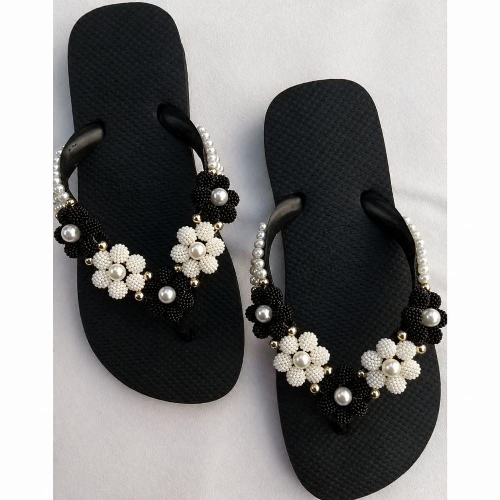 Chinelo feminino bordado com pérolas