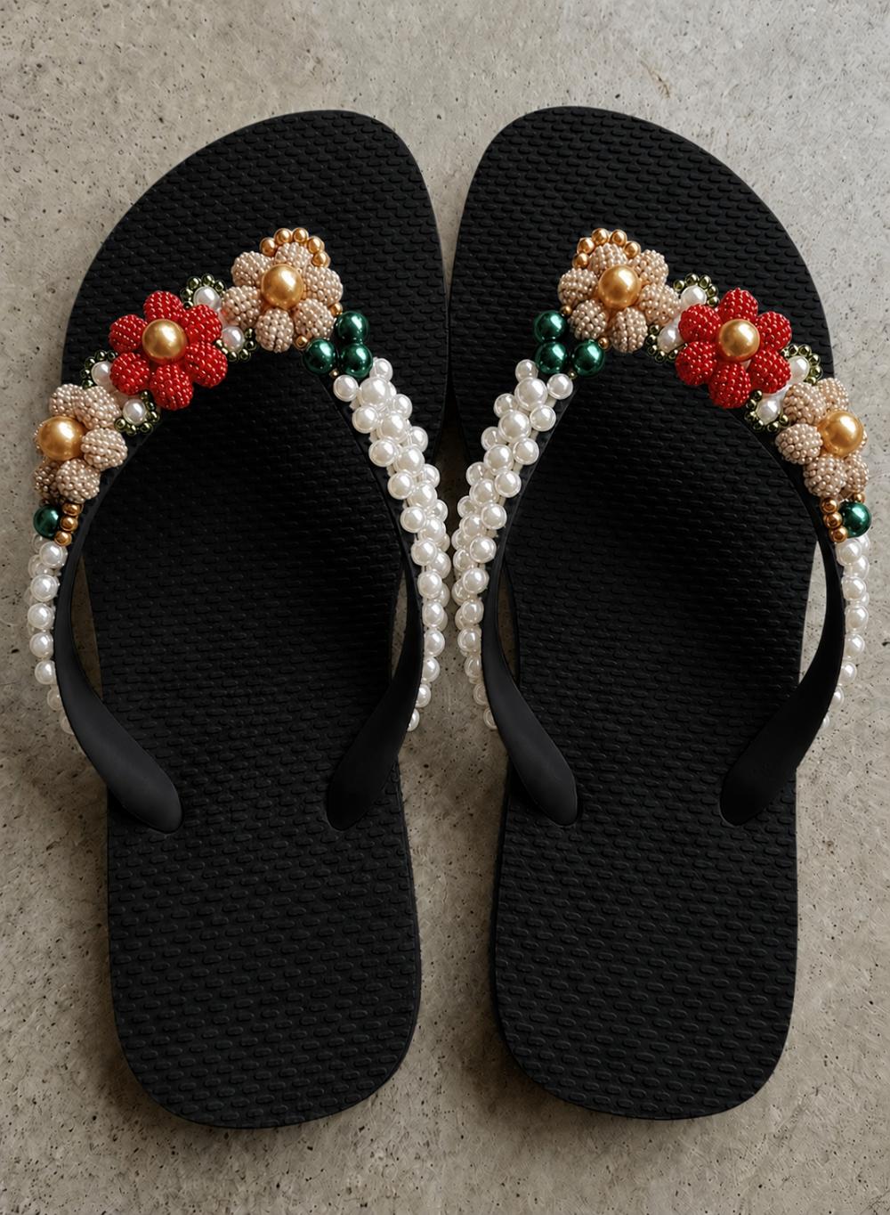 Chinelo feminino bordado com pérolas