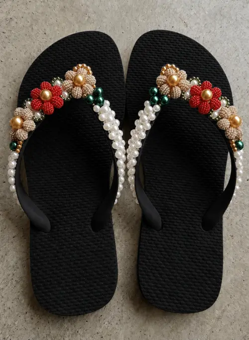Chinelo feminino bordado com pérolas