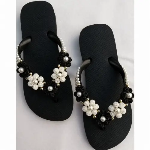 Chinelo feminino bordado com pérolas
