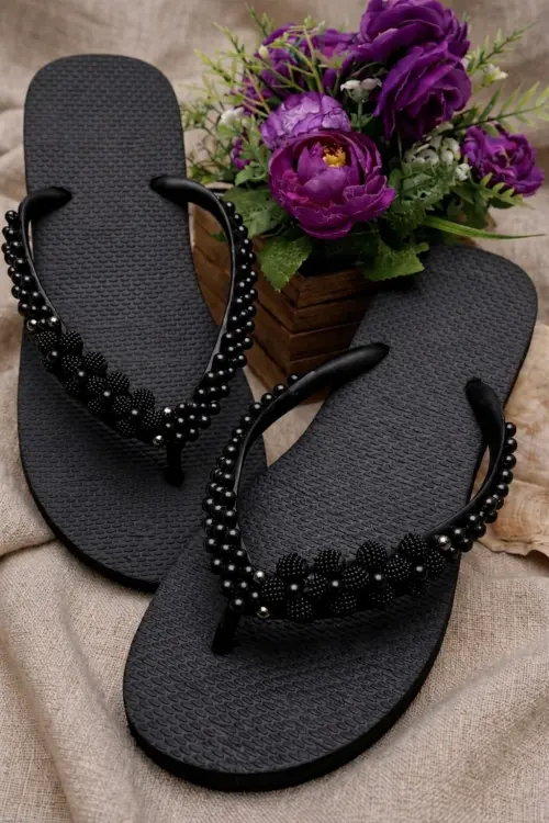 Chinelo feminino bordado com pérolas