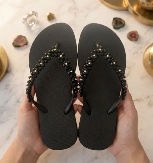 Chinelo feminino bordado com pérolas
