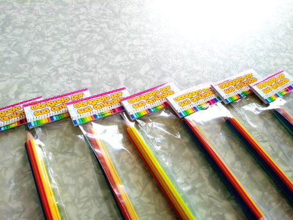 Lembrança Kit Lápis e Borracha Tema cores de Lápis de Cor