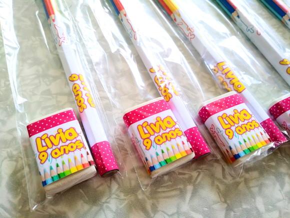Lembrança Kit Lápis e Borracha Tema cores de Lápis de Cor