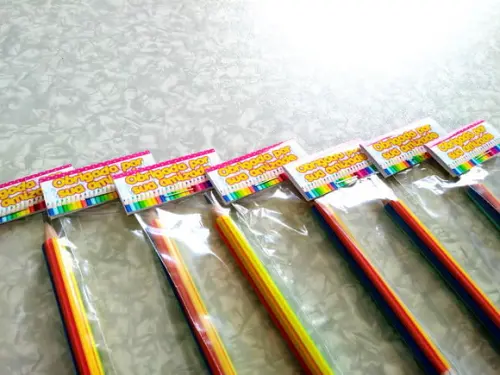 Lembrança Kit Lápis e Borracha Tema cores de Lápis de Cor